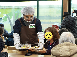 [자원봉사] 류경기 중랑구청장과 재향군인회와 함께하는 경로식당 봉사활동 진행
