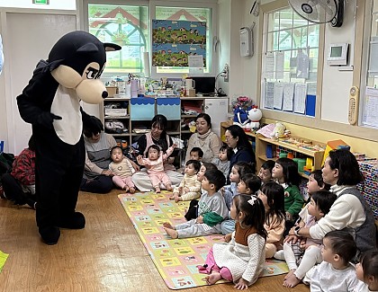 [노인사회참여지원]빨간망토인형극단 어린이집 대면공연 진행